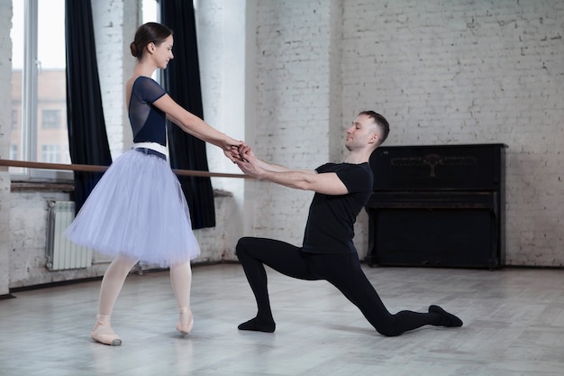 Kostenloses Foto balletttänzer, die im studio proben