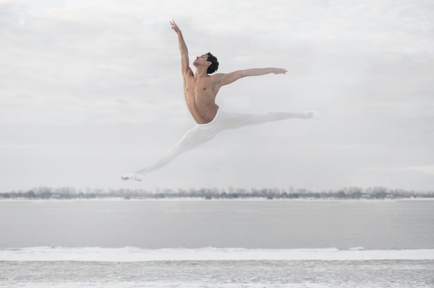 Kostenloses Foto balletttänzer in der eleganten springenden haltung