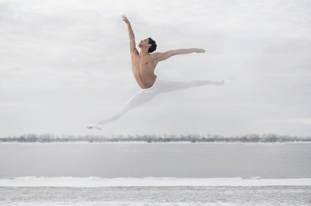 Balletttänzer in der eleganten springenden Haltung