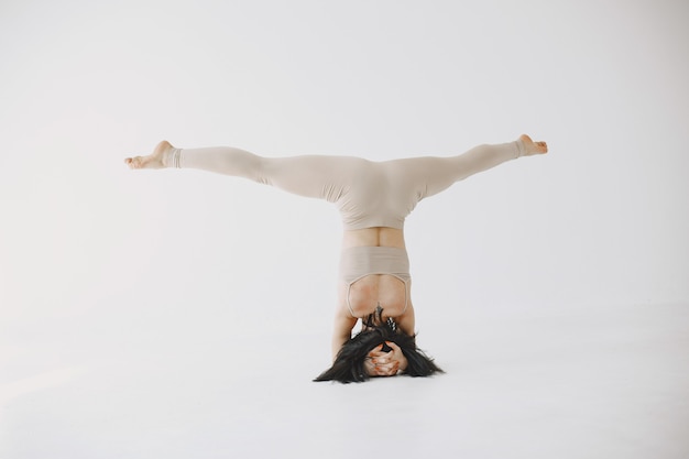 Kostenloses Foto balletttänzerin im zeitgenössischen stil. frau in einem tanzstudio.