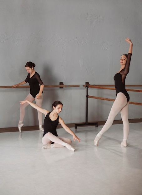 Balletttänzerinnen, die zusammen in Trikots trainieren