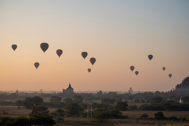 Kostenlose Foto ballon im sonnenaufgang licht