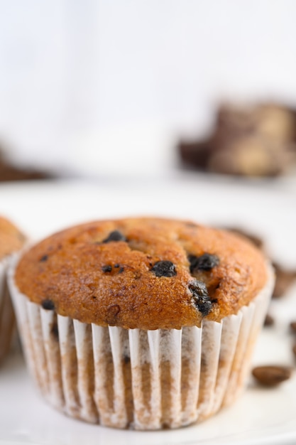 Bananen-Cupcakes gemischt mit Schokoladenstückchen auf einem weißen Teller.