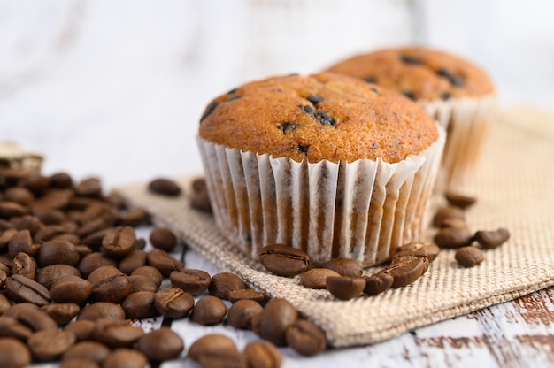 Bananen-Cupcakes gemischt mit Schokoladenstückchen auf einem weißen Teller.