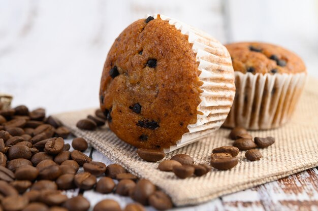 Bananen-Cupcakes gemischt mit Schokoladenstückchen auf einem weißen Teller.