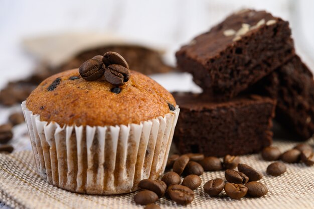 Bananen-Cupcakes gemischt mit Schokoladenstückchen auf einem weißen Teller.