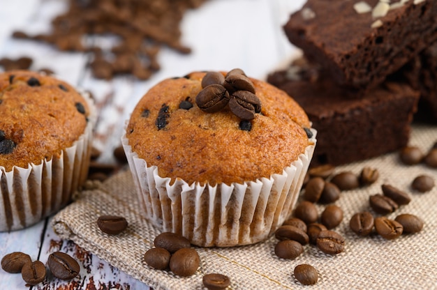 Bananen-Cupcakes gemischt mit Schokoladenstückchen auf einem weißen Teller.