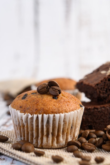 Bananen-Cupcakes gemischt mit Schokoladenstückchen auf einem weißen Teller.