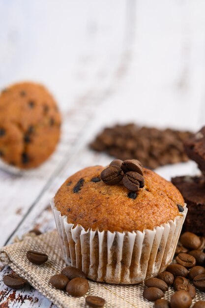 Bananen-Cupcakes gemischt mit Schokoladenstückchen auf einem weißen Teller.