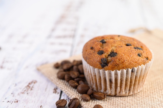 Bananen-Cupcakes gemischt mit Schokoladenstückchen auf einem weißen Teller.