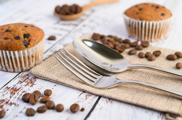 Bananen-Cupcakes gemischt mit Schokoladenstückchen auf einem weißen Teller.