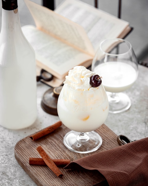 Kostenloses Foto bananenmilchshake auf dem tisch