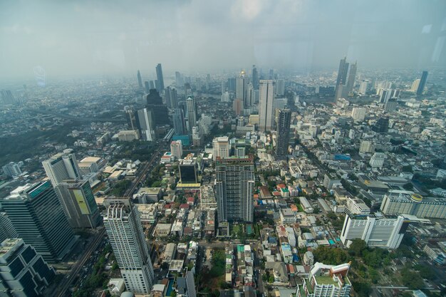 Bangkok, Thailand - Januar 2020: Panoramablick auf die Skyline von Bangkok von oben vom Gipfel des King Power MahaNakhon-Wolkenkratzers mit 78 Stockwerken, Thailands höchstem Beobachtungsbereich im Freien
