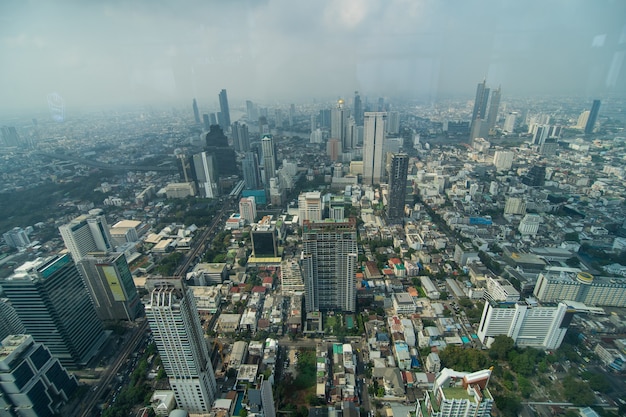 Bangkok, Thailand - Januar 2020: Panoramablick auf die Skyline von Bangkok von oben vom Gipfel des King Power MahaNakhon-Wolkenkratzers mit 78 Stockwerken, Thailands höchstem Beobachtungsbereich im Freien