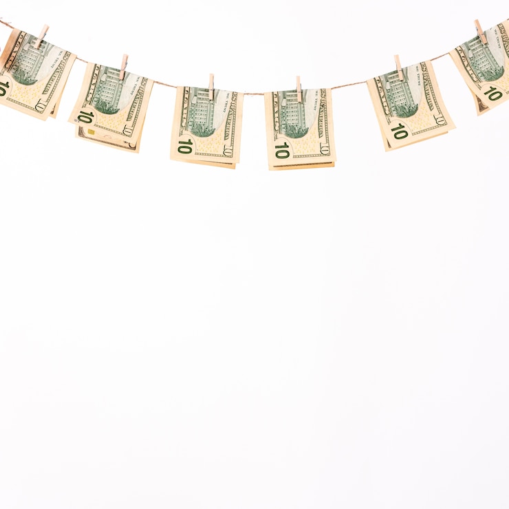 Kostenlose Foto banknoten, die an der weißen wäscheleine hängen