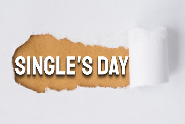 Banner zum Tag des Singles mit weißem Papier