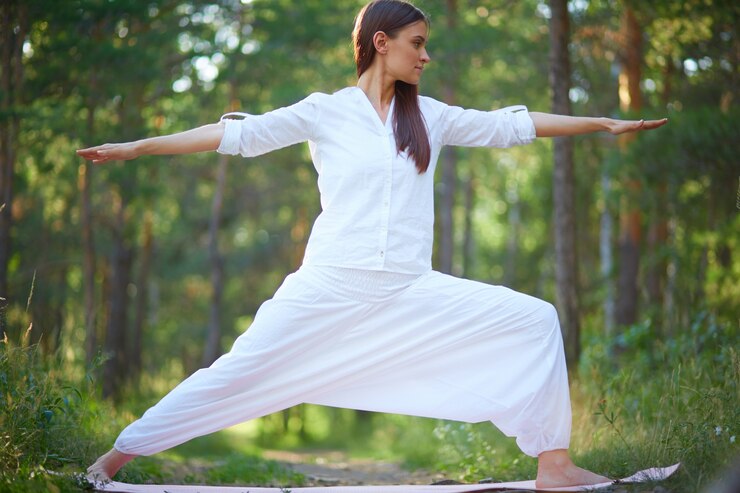 Kostenlose Foto barfuß frau in der natur stretching