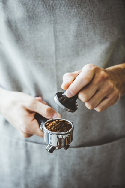 Barista bereit für die Zubereitung von klassischem Espresso