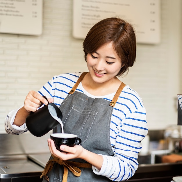 Barista bereiten Kaffee-Arbeitsauftrag-Konzept vor