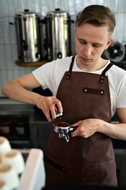 Kostenloses Foto barista bereitet getränk zu