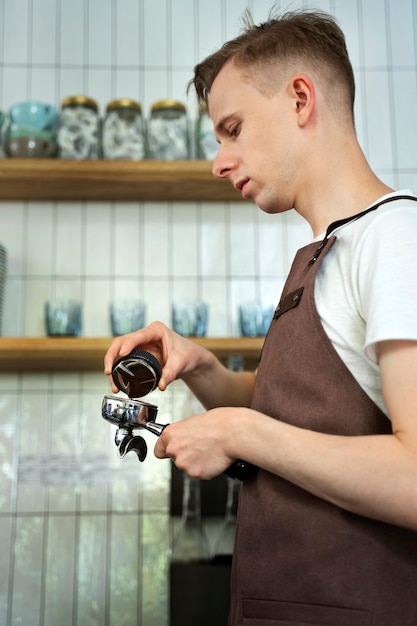 Kostenloses Foto barista bereitet getränk zu