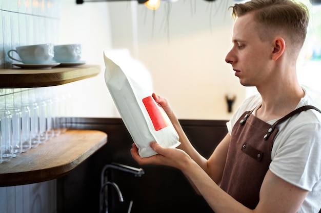 Kostenloses Foto barista bereitet getränk zu