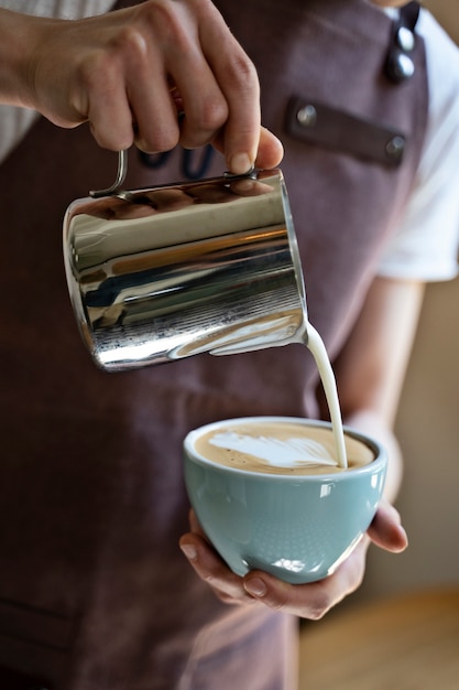 Kostenloses Foto barista bereitet getränk zu