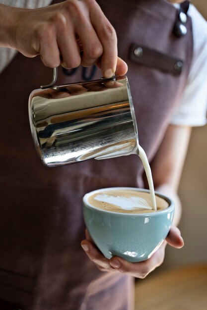 Barista bereitet Getränk zu