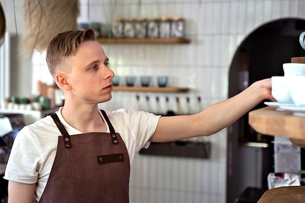 Kostenloses Foto barista bereitet getränk zu