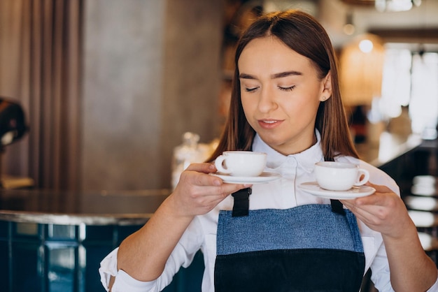 Barista-Frau im Café mit Espresso