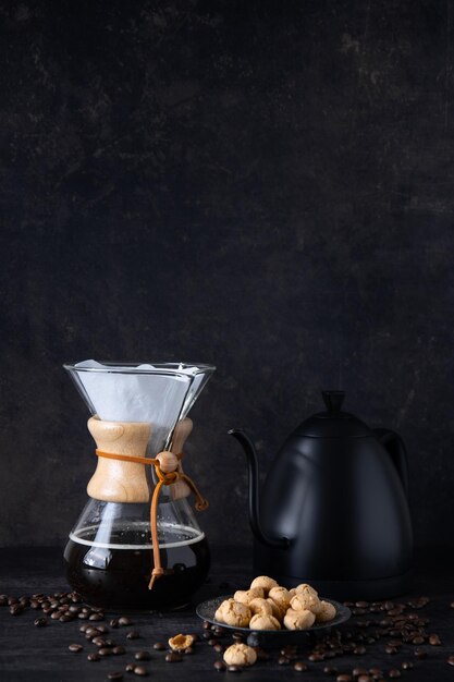 Barista gießt Kaffee mit Chemex aus