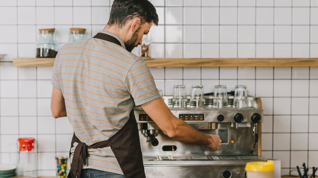 Barista macht Kaffee