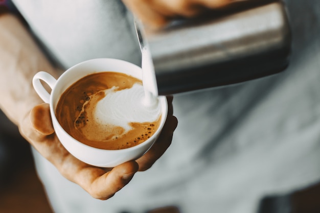 Kostenloses Foto barista macht klassischen cappuccino