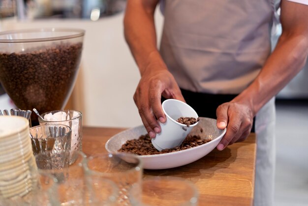 Barista mit Bohnen hautnah