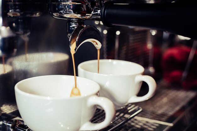 Barista mit Kaffeemaschine im Café.