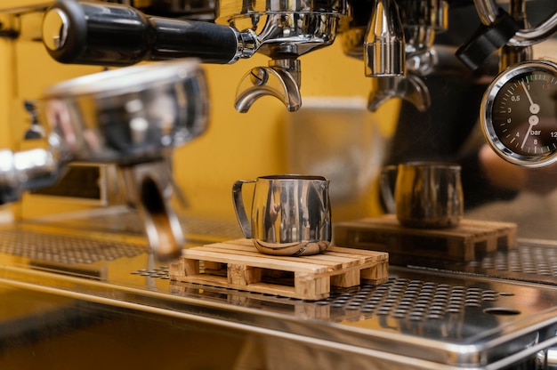 Barista mit professioneller kaffeemaschine