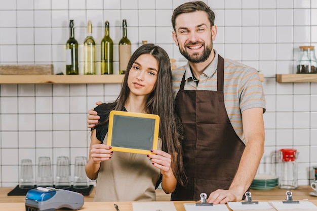 Baristas mit tafel