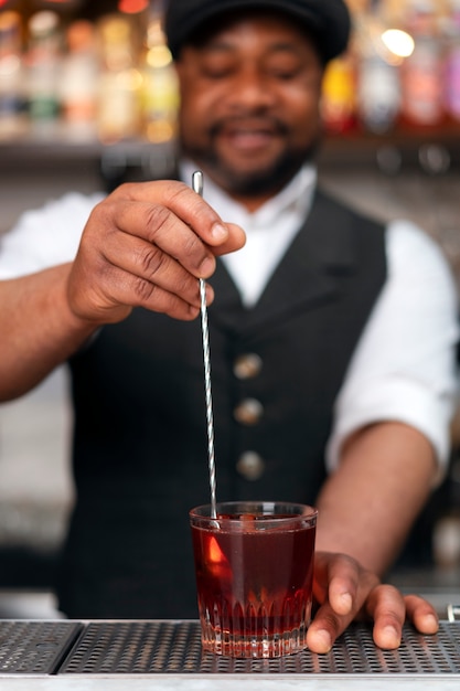 Kostenloses Foto barkeeper bereitet getränke an der bar zu