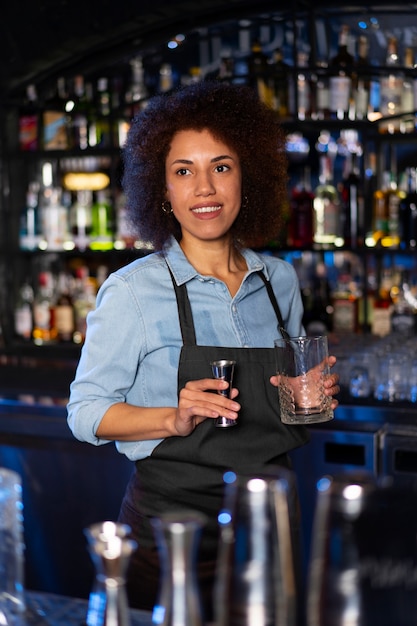 Kostenloses Foto barkeeper, der in einem club arbeitet