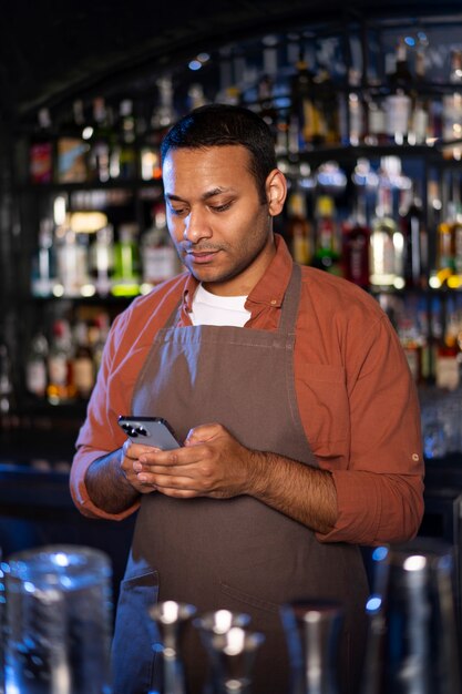 Barkeeper, der in einem Club arbeitet