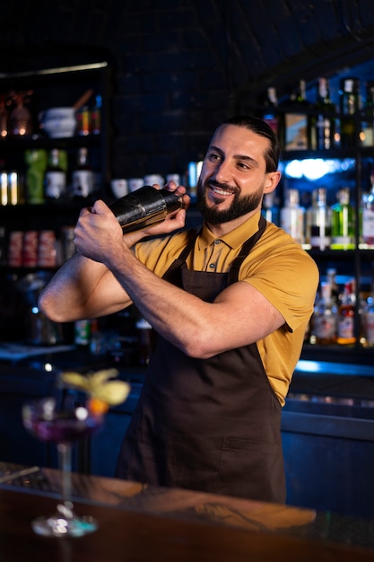 Kostenloses Foto barkeeper, der in einem club arbeitet