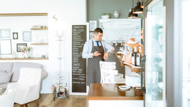 Barkeeper, der Uhr betrachtet