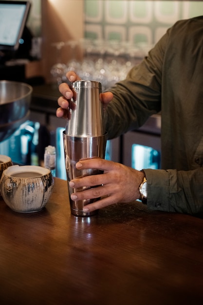 Barkeeper der Vorderansicht, der Pina Colada macht