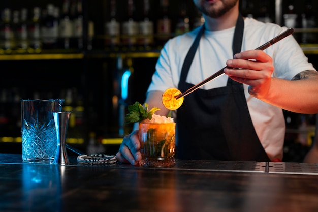 Barkeeper macht einen köstlichen erfrischenden Cocktail
