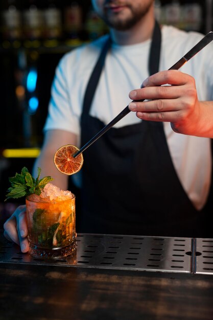 Barkeeper macht einen köstlichen erfrischenden Cocktail