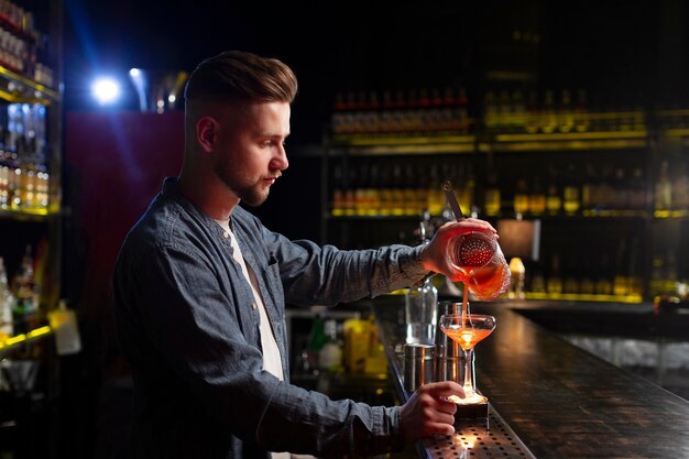 Barkeeper macht einen köstlichen erfrischenden Cocktail