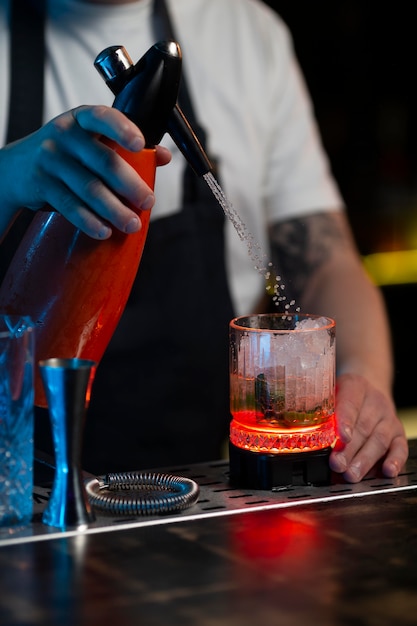 Kostenloses Foto barkeeper macht einen leckeren cocktail