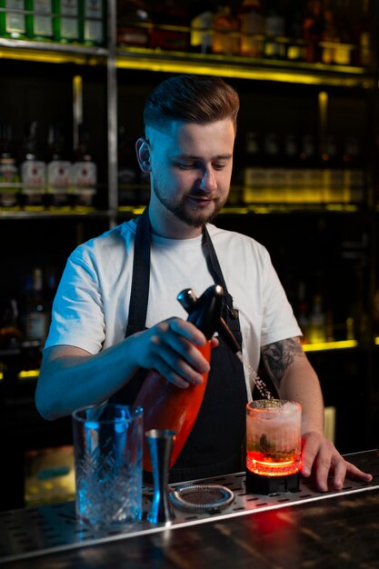 Barkeeper macht einen leckeren Cocktail