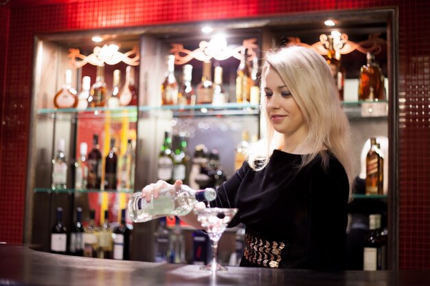 Barkeeper Mädchen serviert Martini