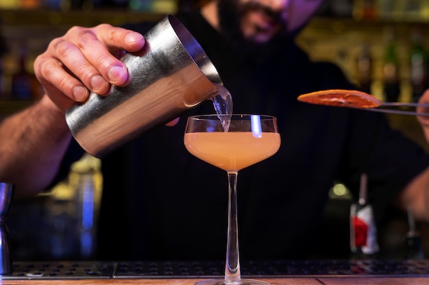 Barkeeper und Cocktailshaker aus nächster Nähe